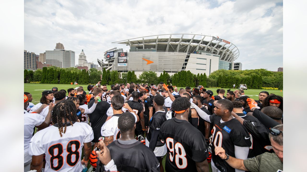 Cincinnati Bengals' Joe Burrow (9) gestures to Ja'Marr Chase (1) during the  NFL football team's training camp, Thursday, July 27, 2023, in Cincinnati.  (AP Photo/Jeff Dean Stock Photo - Alamy