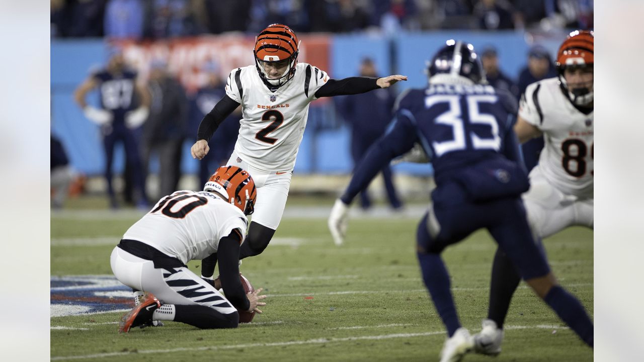 Bengals re-sign long-time punter Kevin Huber to practice squad