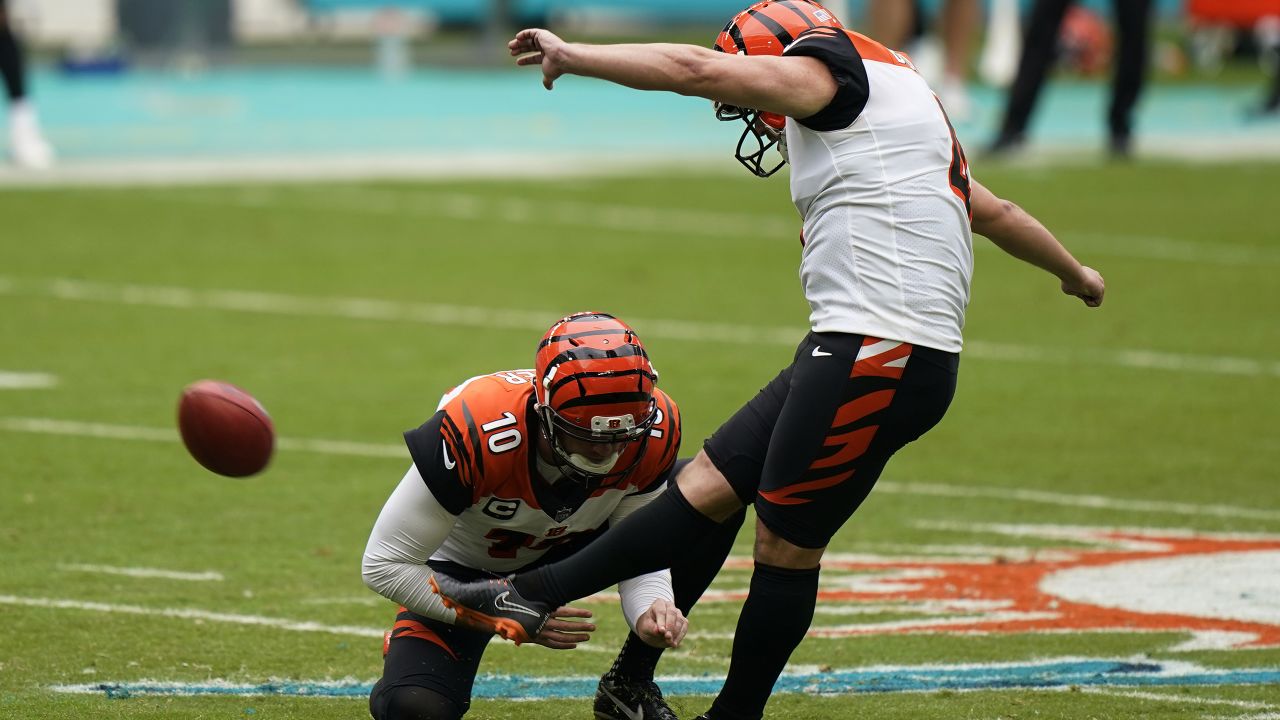 Bengals' Quinton Spain tried following Dolphins into tunnel after heated  game