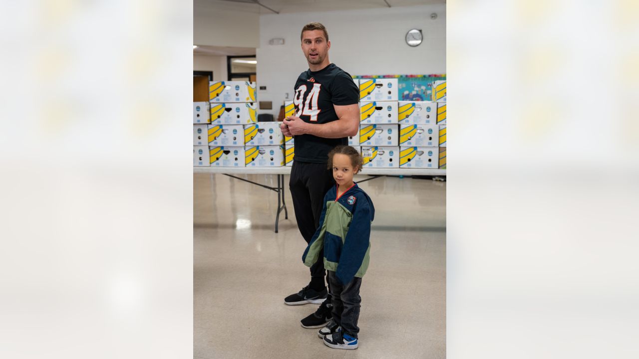 Bengals' Sam Hubbard passes out Thanksgiving meals to 60 families in  Bellevue