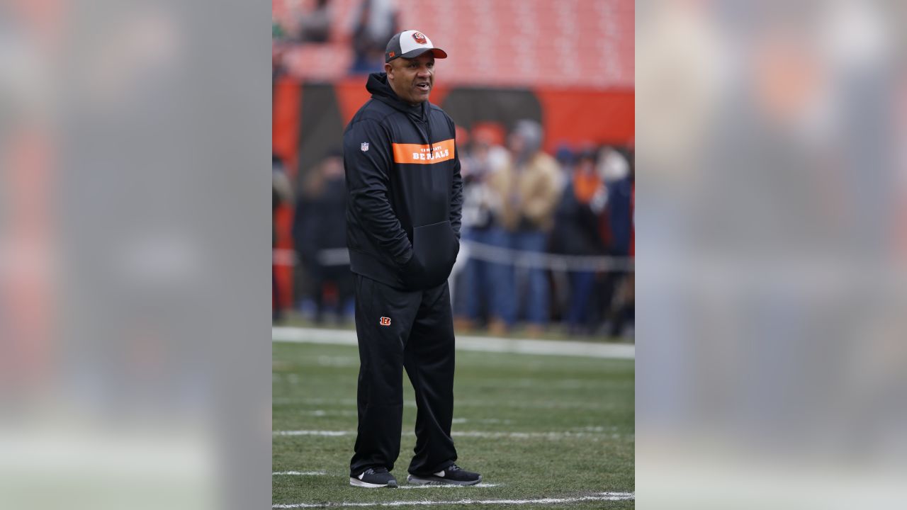 A Cincinnati Bengals helmet sits on the sidelines during an NFL football  game against the Cleveland Browns, Tuesday, Dec. 13, 2022, in Cincinnati.  (AP Photo/Jeff Dean Stock Photo - Alamy