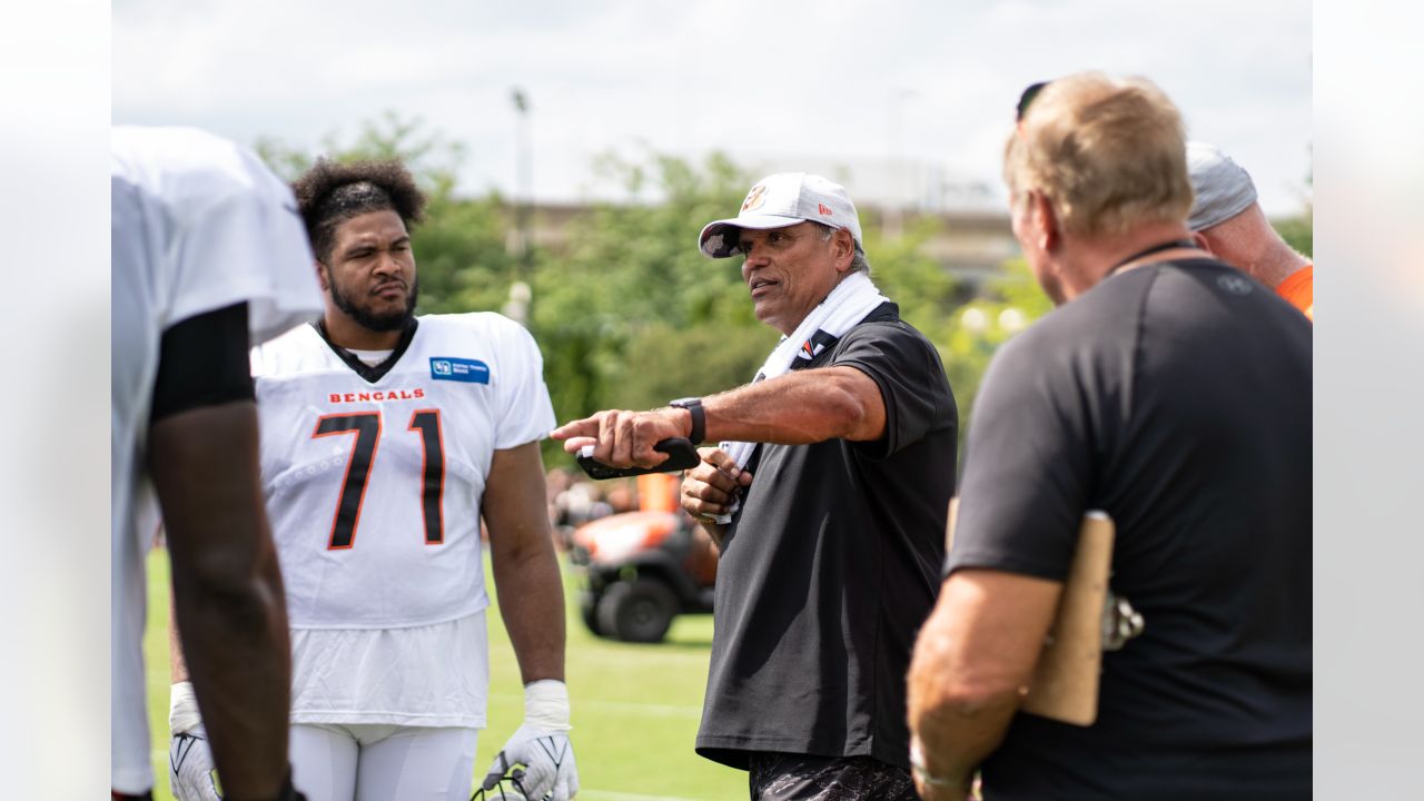 Bengals great Anthony Muñoz treats Hamilton school kids to