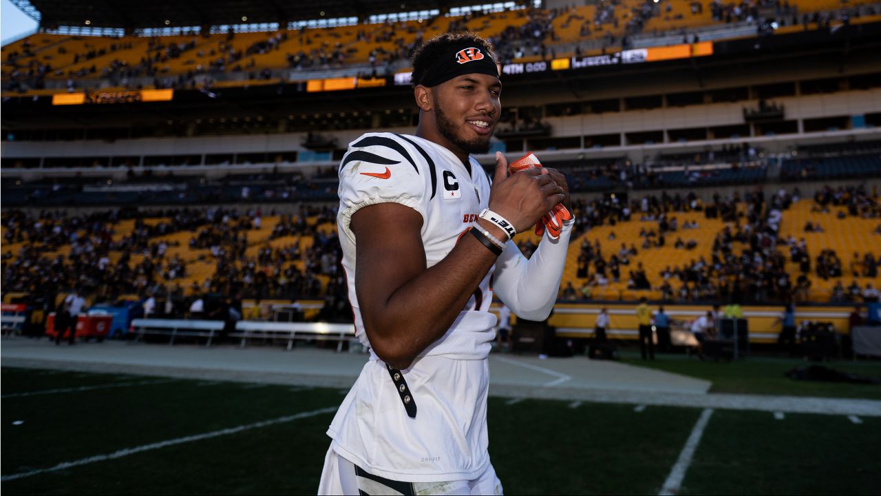 Cincinnati Bengals defensive end B.J. Hill (92) warms up before an NFL  football game against the Pittsburgh Steelers, Sunday, Sept. 26, 2021, in  Pittsburgh. (AP Photo/Justin Berl Stock Photo - Alamy