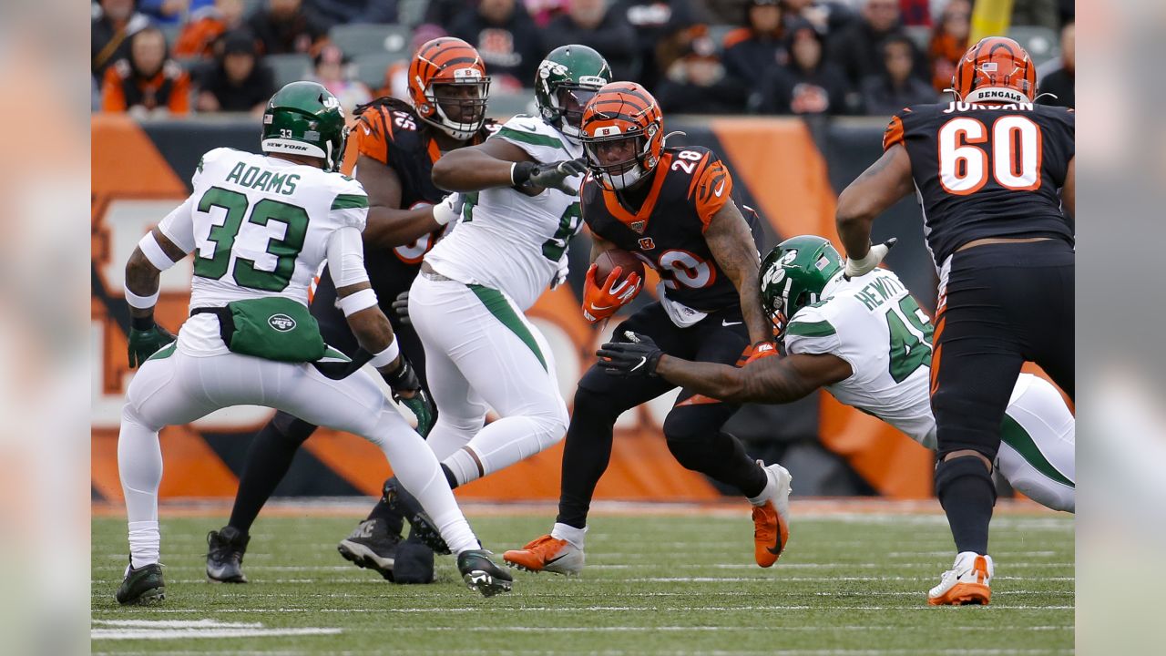 East Rutherford, New Jersey, USA. 31st Oct, 2021. New York Jets defensive  tackle Quinnen Williams (95) tackles Cincinnati Bengals quarterback Joe  Burrow (9) for a loss in the first half at MetLife