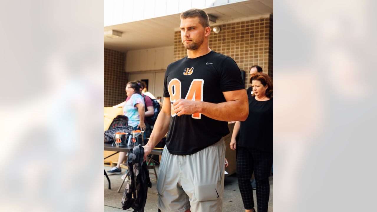 Bengals' Sam Hubbard distributing backpacks to students