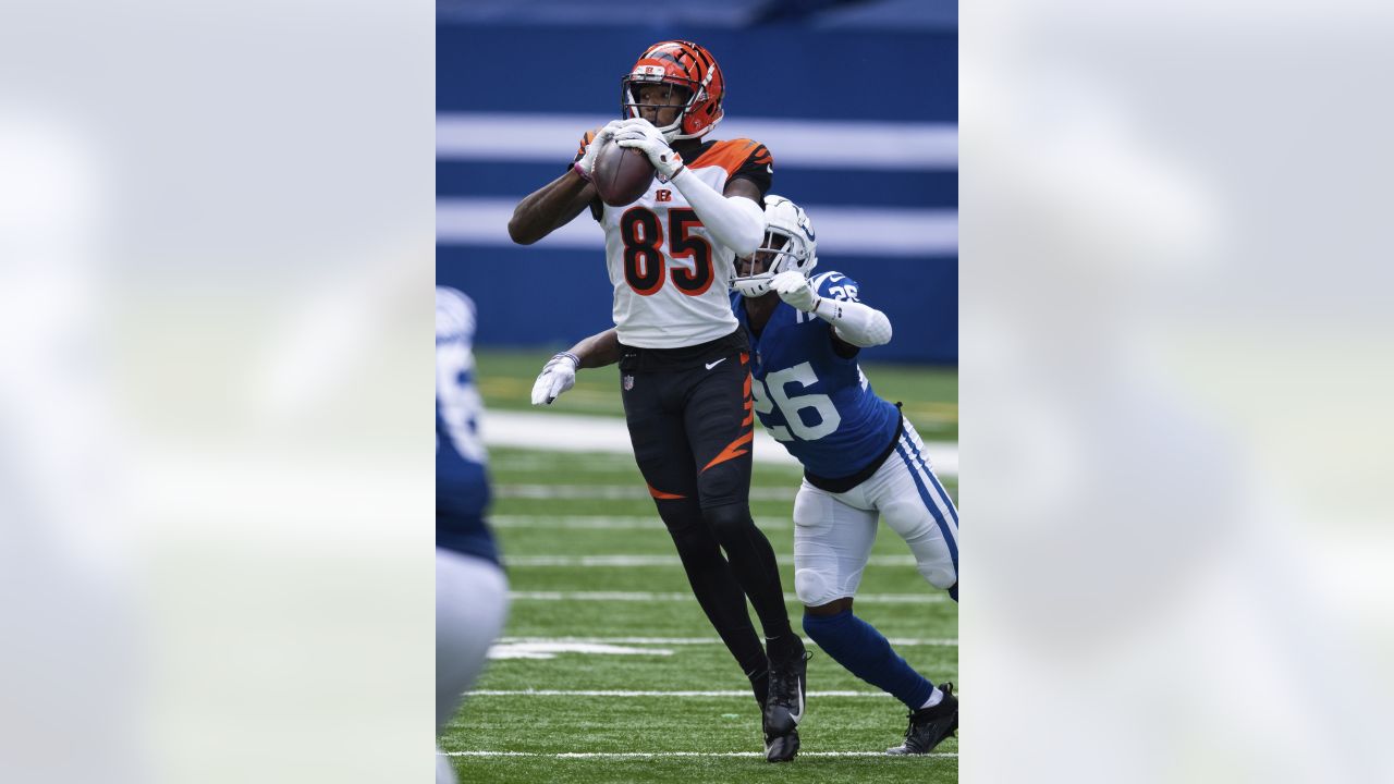 Cincinnati Bengals' Samaje Perine (34) stretches next to a Crucial Catch  sign before an NFL football game against the Indianapolis Colts, Sunday,  Oct. 18, 2020, in Indianapolis. (AP Photo/Michael Conroy Stock Photo - Alamy