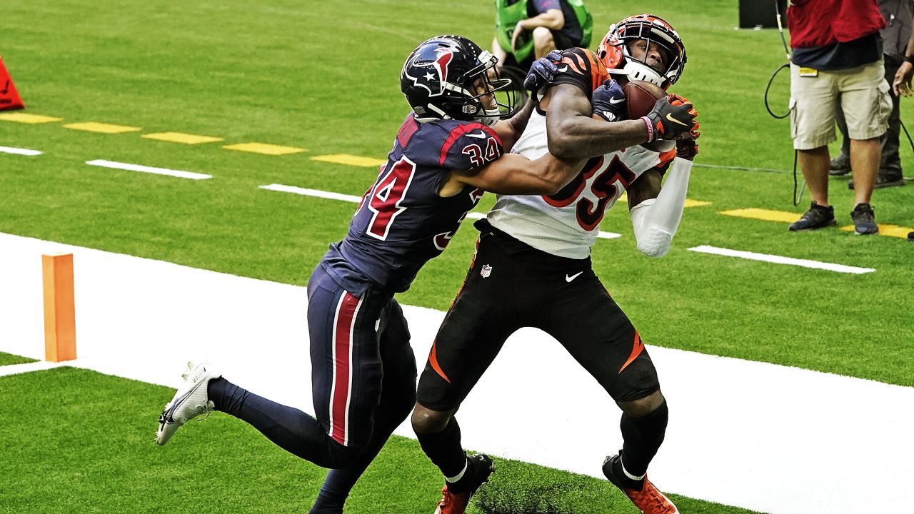 Cincinnati Bengals running back Samaje Perine (34) is seen during an NFL  football game against the Dallas Cowboys, Sunday, Sept. 18, 2022, in  Arlington, Texas. Dallas won 20-17. (AP Photo/Brandon Wade Stock Photo -  Alamy