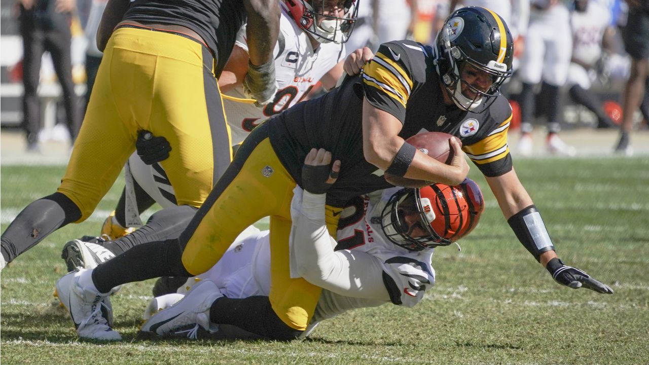 Cincinnati Bengals defensive end B.J. Hill (92) warms up before an NFL  football game against the Pittsburgh Steelers, Sunday, Sept. 26, 2021, in  Pittsburgh. (AP Photo/Justin Berl Stock Photo - Alamy