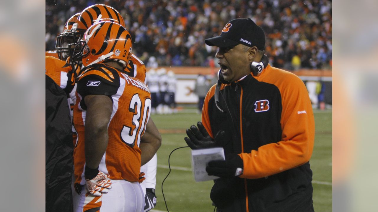 Cincinnati Bengals quarterback Carson Palmer in action against the New  Orleans Saints in the first half of an NFL football game, Sunday, Dec. 5,  2010, in Cincinnati. (AP Photo/David Kohl Stock Photo 