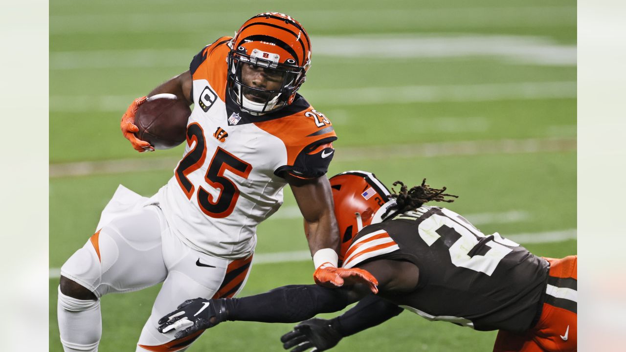 Burrow throws 4 TD passes, Bengals rally past Steelers 37-30 – KGET 17