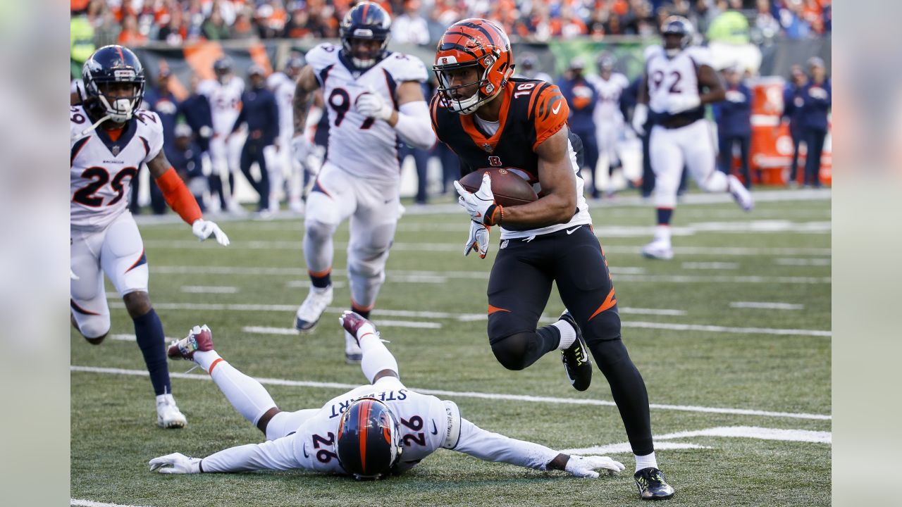 Denver Broncos quarterback Jeff Driskel (9) huddles the offense against the  Tampa Bay Buccaneers during an NFL football game, Sunday, Sept. 27, 2020,  in Denver. (AP Photo/Jack Dempsey Stock Photo - Alamy