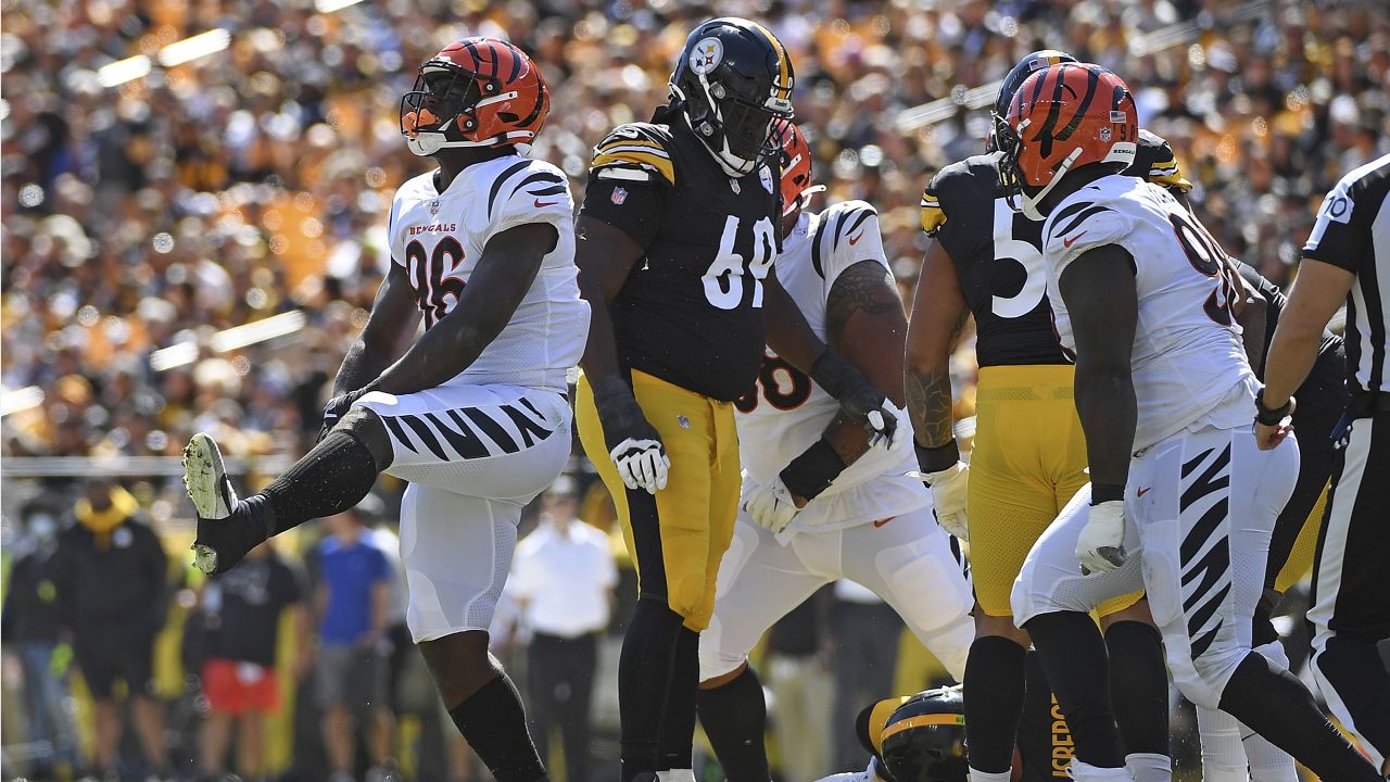 Cincinnati Bengals defensive end B.J. Hill (92) warms up before an NFL  football game against the Pittsburgh Steelers, Sunday, Sept. 26, 2021, in  Pittsburgh. (AP Photo/Justin Berl Stock Photo - Alamy