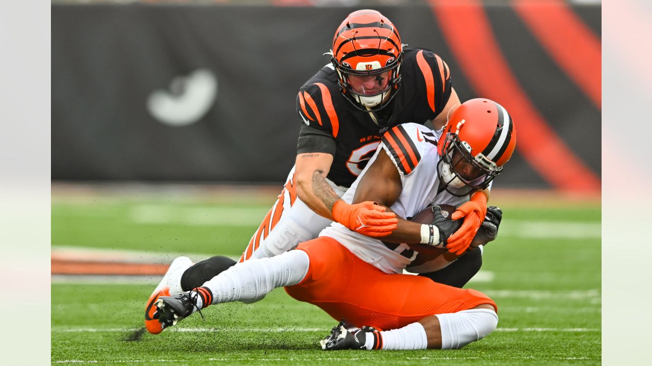 Photo: Browns Deshaun Watson tackled by Bengals Logan Wilson