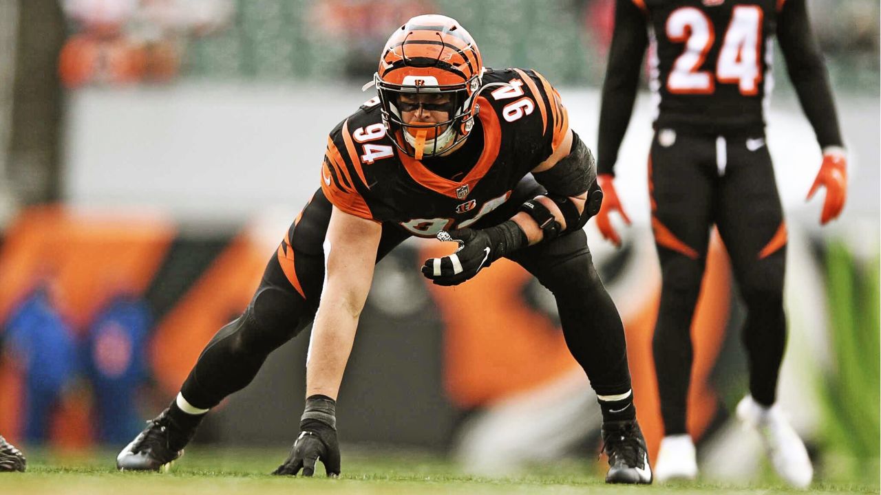 Sam Hubbard Cincinnati Bengals Unsigned Post-Game Close Up Photograph