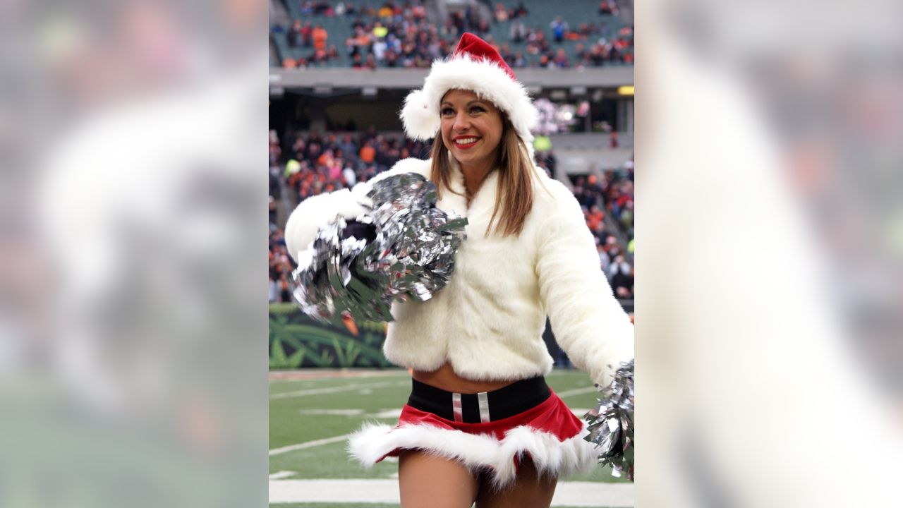 Bengals Nation, it's time to celebrate our Cheerleader of the Week for MNF,  Holly! 