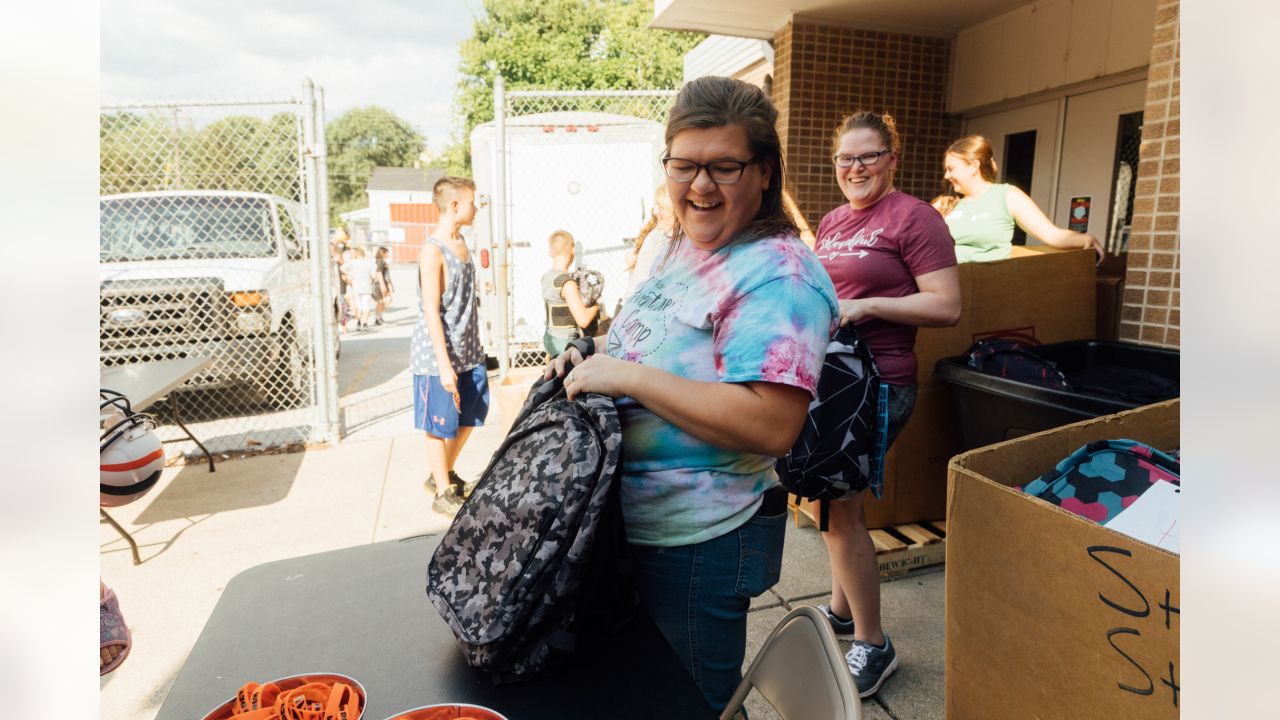 Bengals' Sam Hubbard distributing backpacks to students