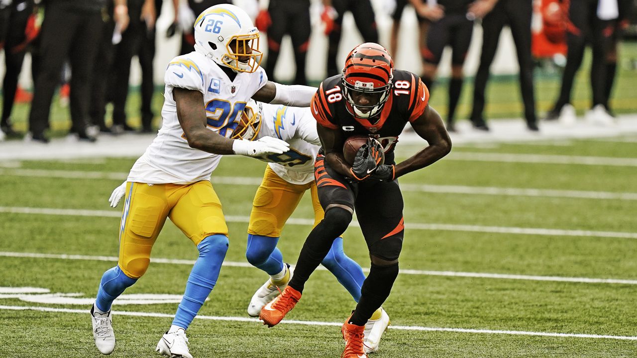 Green Bay Packers quarterback Jordan Love, left, hugs Cincinnati Bengals  quarterback Joe Burrow after a preseason NFL football game Friday, Aug. 11,  2023, in Cincinnati. (AP Photo/Michael Conroy Stock Photo - Alamy