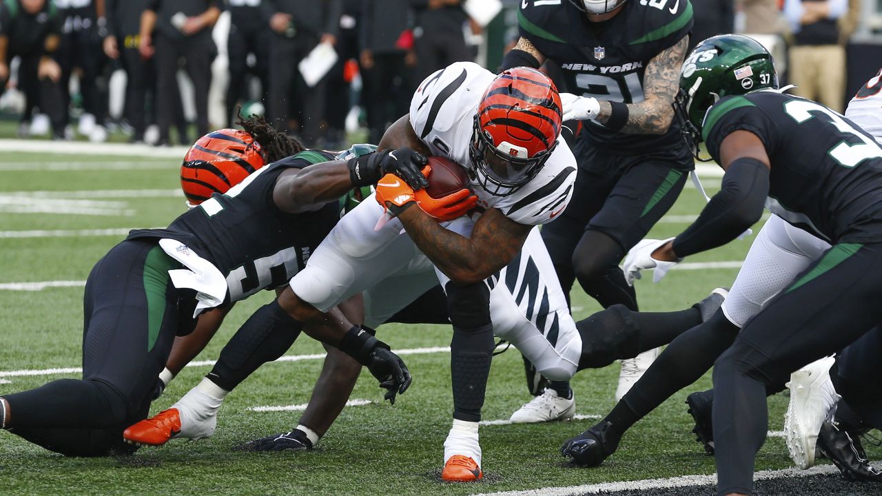 East Rutherford, New Jersey, USA. 3rd Nov, 2021. Cincinnati Bengals safety  Vonn Bell (24) during a NFL football game against the New York Jets at  MetLife Stadium in East Rutherford, New Jersey.