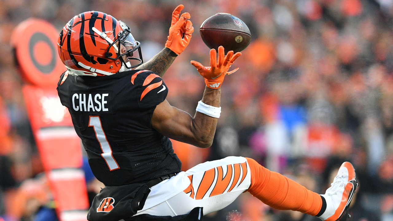 WATCH: Ja'Marr Chase makes diving one-handed grab in Super Bowl LVI