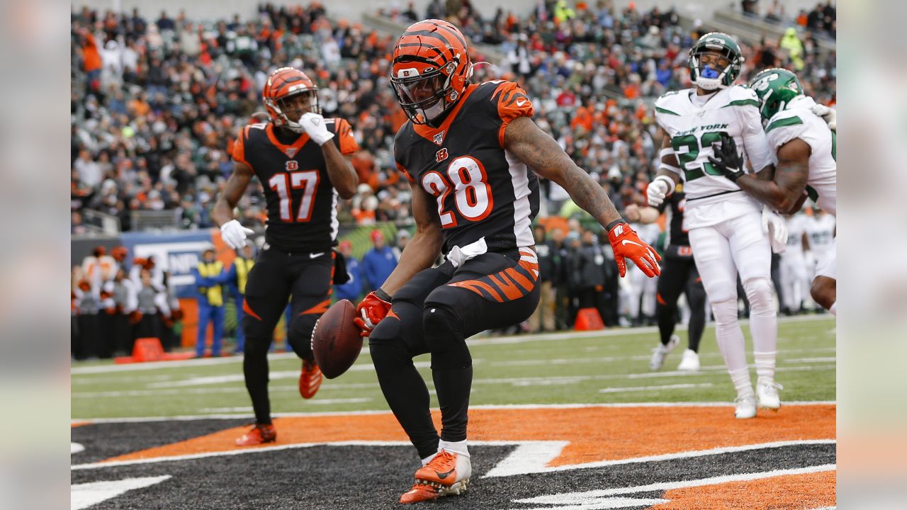 East Rutherford, New Jersey, USA: November 3, 2021, Cincinnati Bengals  running back Joe Mixon (28) gets flipped after making a long run during a  NFL football game against the New York Jets