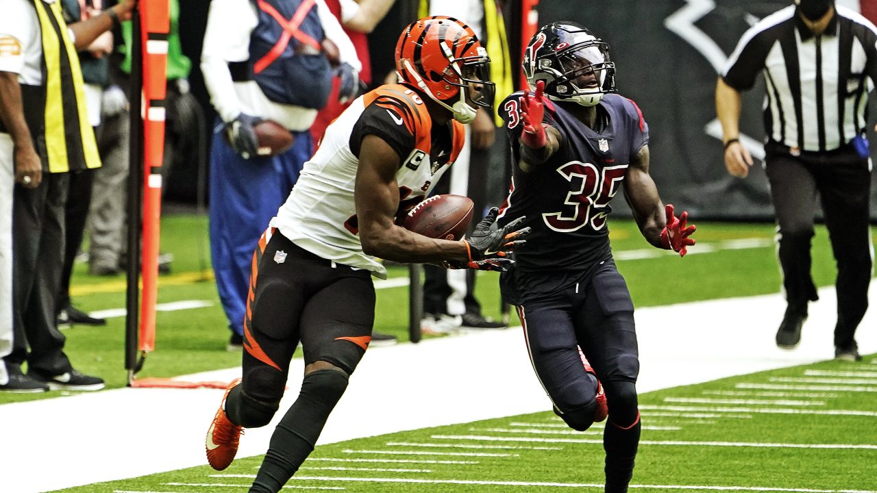 Houston, TX, USA. 27th Dec, 2020. Cincinnati Bengals quarterback Brandon  Allen (8) throws a pass during the 1st quarter of an NFL football game  between the Cincinnati Bengals and the Houston Texans