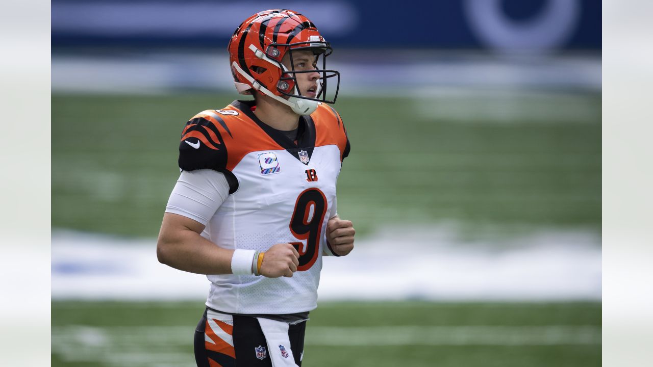 StatsCentre on X: Putting together a tremendous effort in his @Bengals  division-clinching 34-31 win over the Chiefs on Sunday afternoon, Joe Burrow  joined this impressive list of near-flawless passing performances by a