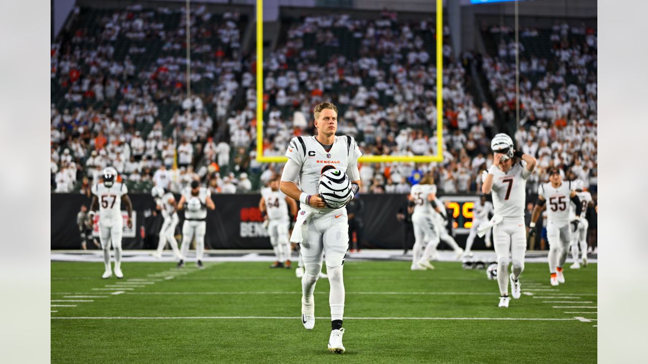 Joe Burrow is active for Bengals' game vs. Rams, throws during warmups