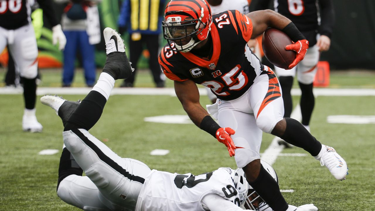 October 25, 2020: Giovani Bernard #25 of the Cincinnati Bengals celebrates  with head coach Zac Taylor of the Cincinnati Bengals after scoring a late  4th quarter touchdown during NFL football game action