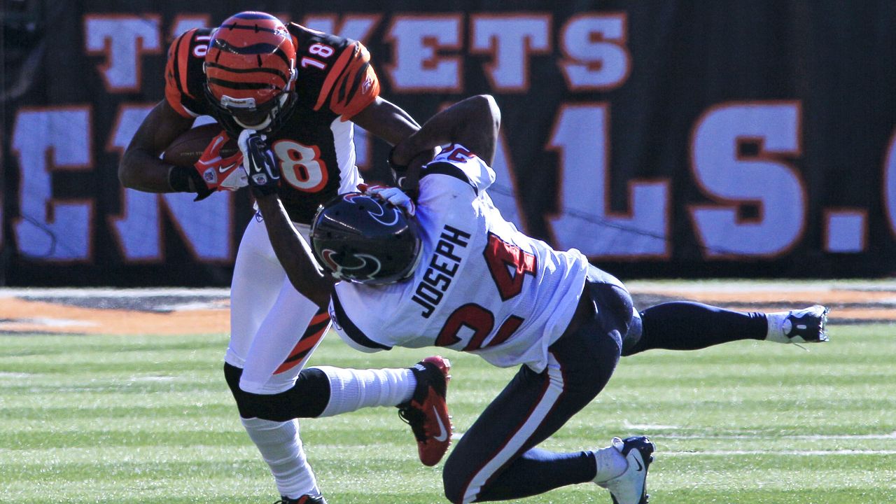 Houston, TX, USA. 27th Dec, 2020. Cincinnati Bengals wide receiver Tee  Higgins (85) runs after making a catch during the 4th quarter of an NFL  football game between the Cincinnati Bengals and