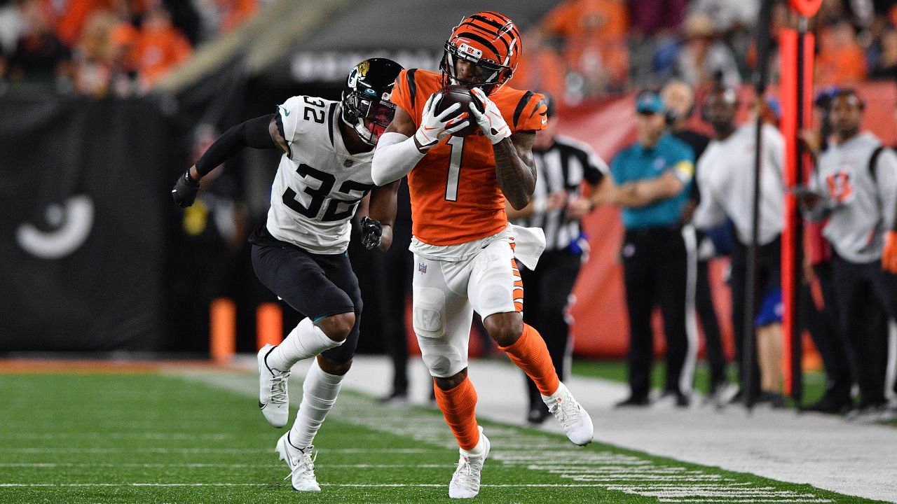 Jacksonville Jaguars' James Robinson (25) is tackled by Cincinnati Bengals'  Vonn Bell (24) during the first half of an NFL football game, Thursday,  Sept. 30, 2021, in Cincinnati. (AP Photo/Michael Conroy Stock Photo - Alamy