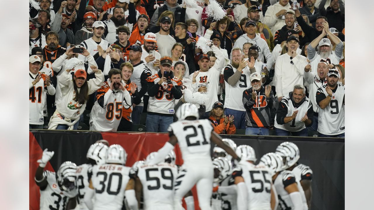 Baltimore Ravens vs. Cincinnati Bengals. Fans support on NFL Game.  Silhouette of supporters, big screen with two rivals in background Stock  Photo - Alamy