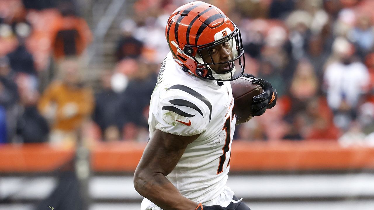 Cincinnati Bengals cornerback Trae Waynes (26) looks on in the first half  of an NFL football game against the Cleveland Browns, Sunday, Jan. 9, 2022,  in Cleveland. (AP Photo/Nick Cammett Stock Photo - Alamy