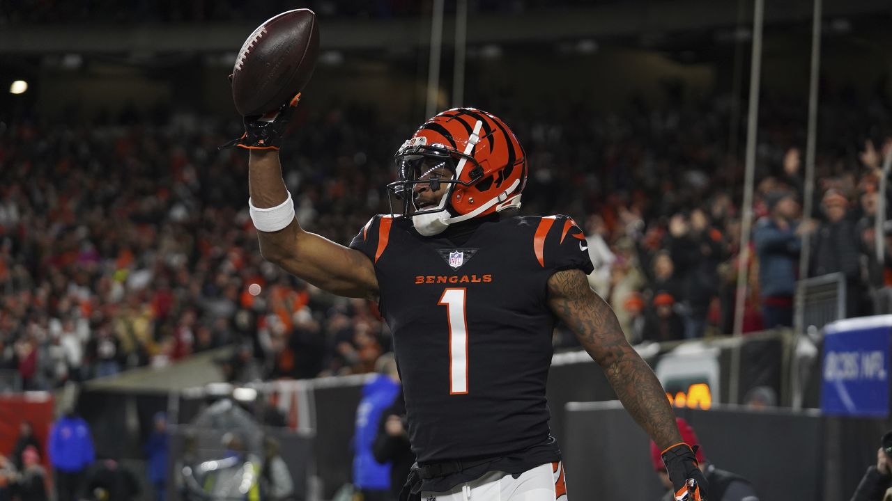 Watch: Cincinnati Bengals Defensive End Trey Hendrickson Catches Punt While  Holding Four Footballs at Pro Bowl Games - Sports Illustrated Cincinnati  Bengals News, Analysis and More