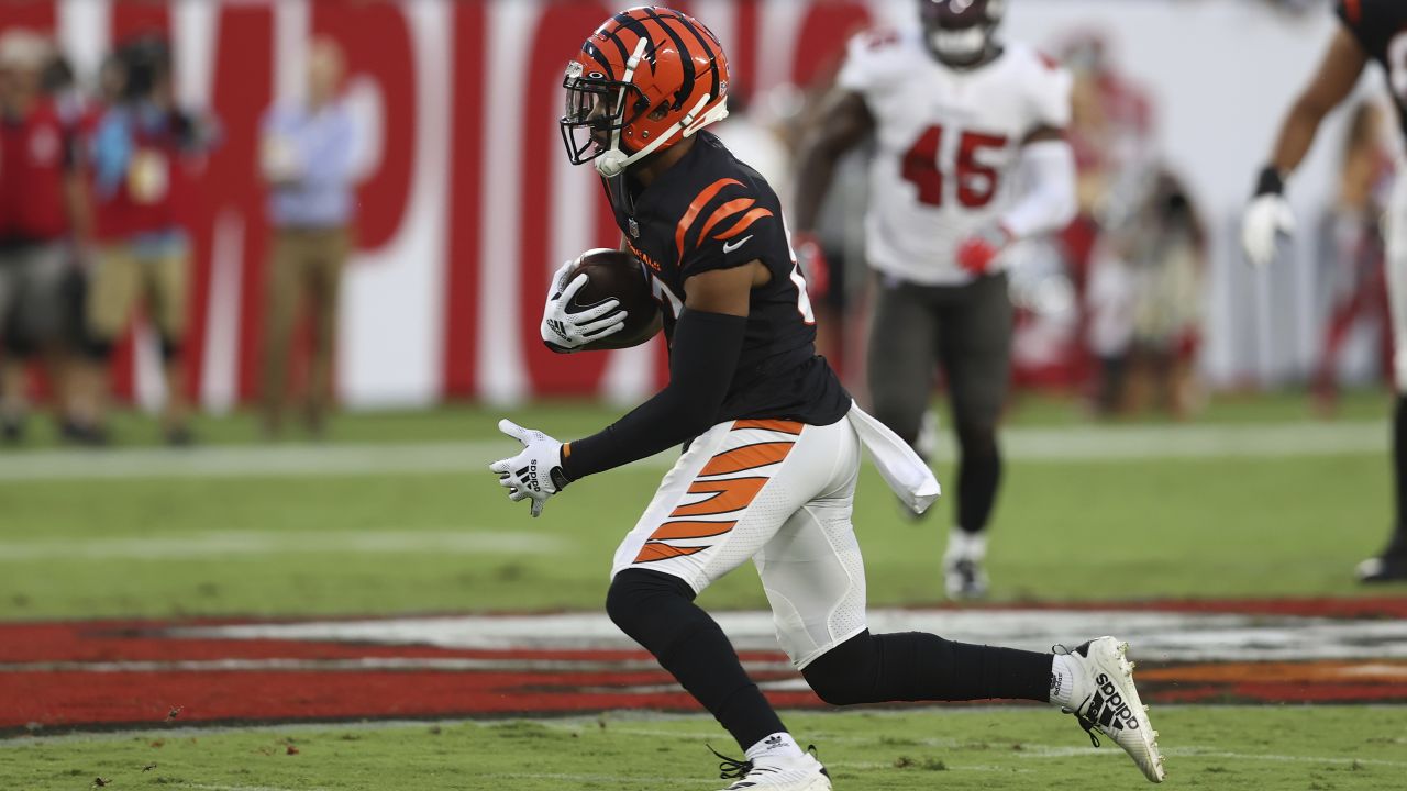 Cincinnati Bengals cornerback Jalen Davis (35) lines up against the Tampa  Bay Buccaneers in a pre-season NFL football game, Saturday, Aug. 14, 2021  in Tampa, Fla. (AP Photo/Alex Menendez Stock Photo - Alamy