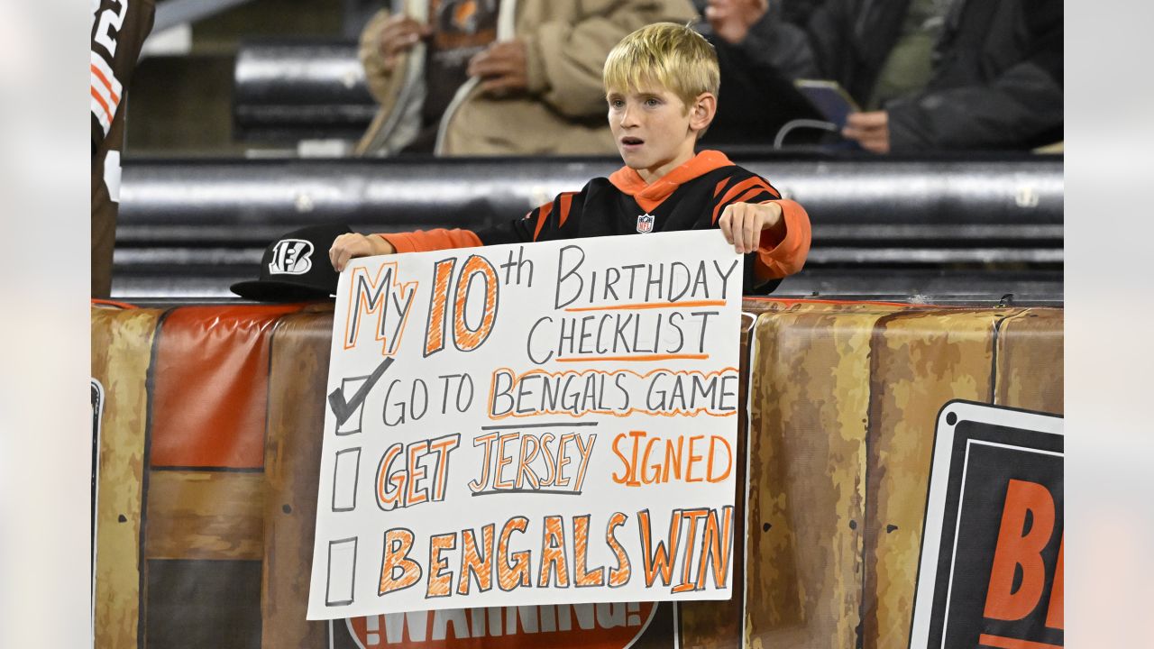 Cincinnati Bengals vs. Cleveland Browns. Fans support on NFL Game.  Silhouette of supporters, big screen with two rivals in background Stock  Photo - Alamy