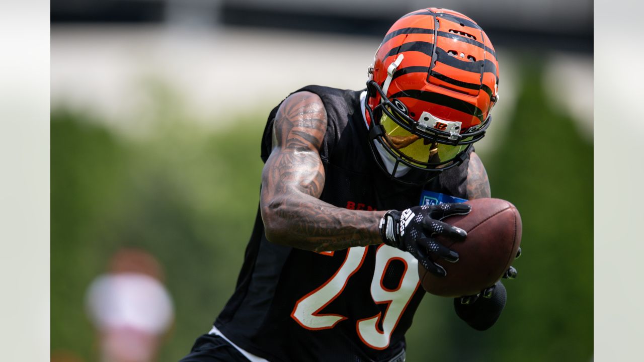 Cincinnati Bengals' Joe Burrow (9) gestures to Ja'Marr Chase (1) during the  NFL football team's training camp, Thursday, July 27, 2023, in Cincinnati.  (AP Photo/Jeff Dean Stock Photo - Alamy