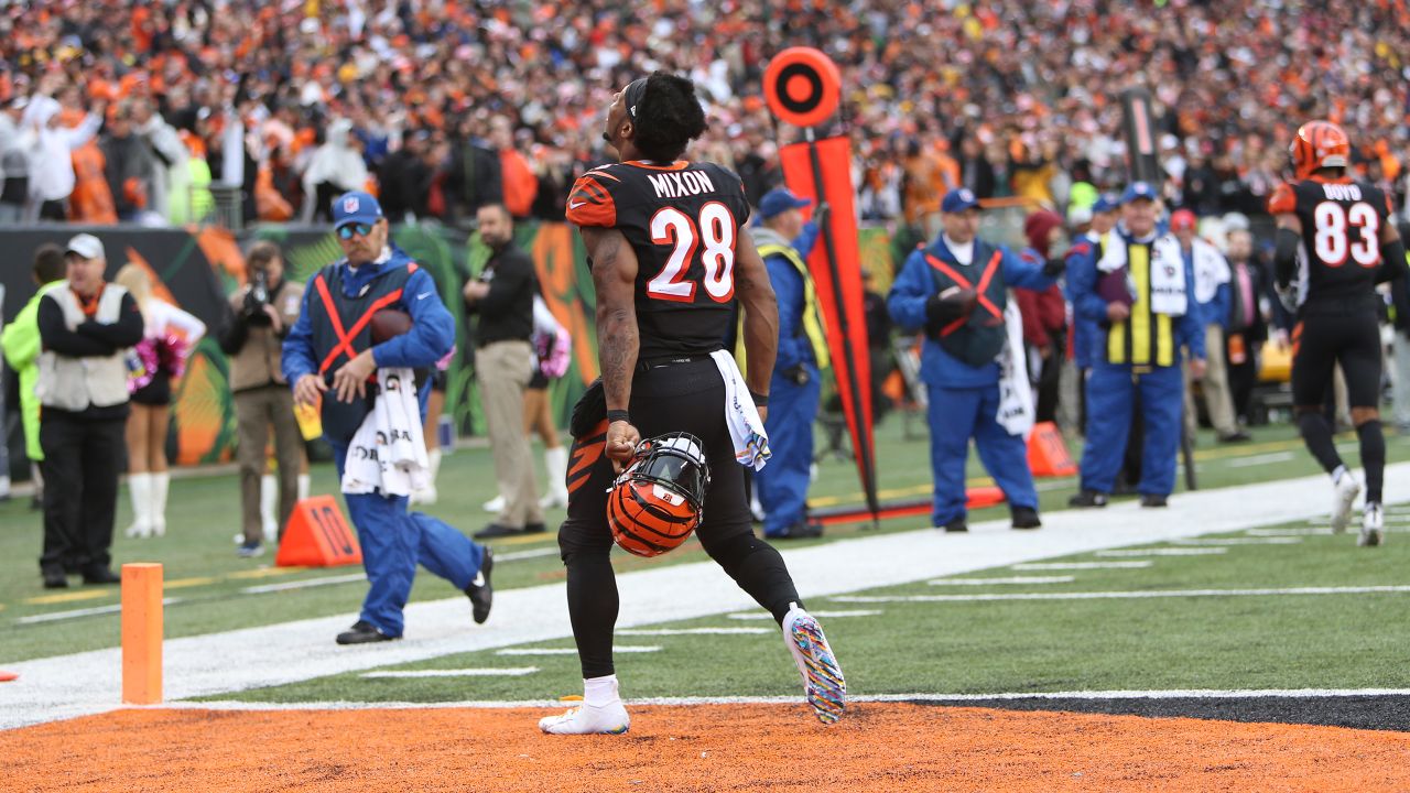 The Bengals signed HB Joe Mixon to a four-year contract extension through  the 2024 season.