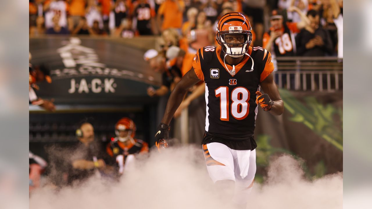 Wide receiver (18) AJ Green of the Arizona Cardinals warms up before  playing against the Green