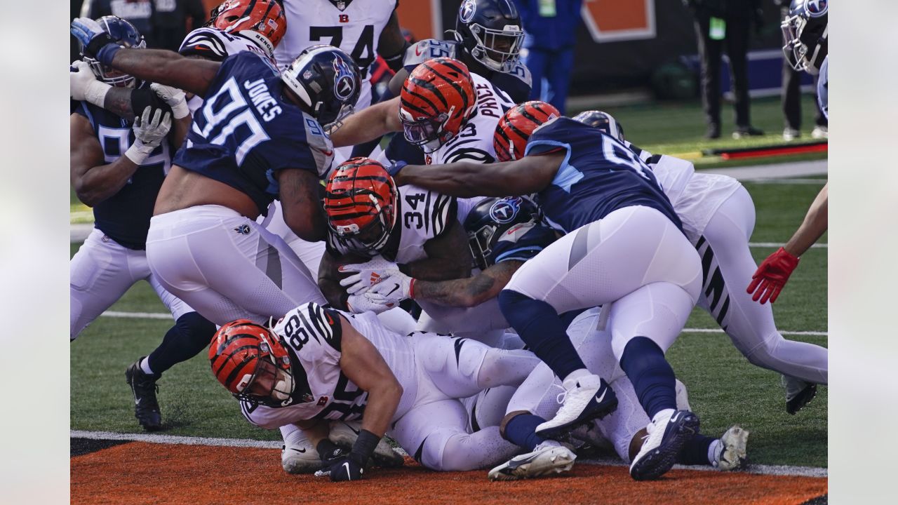 Cincinnati, United States. 01st Nov, 2020. Cincinnati Bengals half back  Giovani Bernard (25) dives into the end zone for the touchdown under  pressure from Tennessee Titans' Jayon Brown (55) during the first