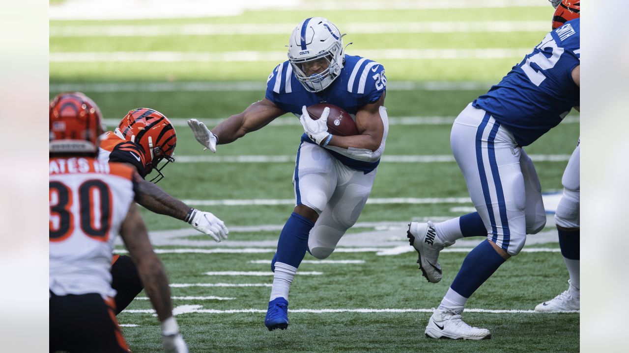 Cincinnati Bengals' Samaje Perine (34) stretches next to a Crucial Catch  sign before an NFL football game against the Indianapolis Colts, Sunday,  Oct. 18, 2020, in Indianapolis. (AP Photo/Michael Conroy Stock Photo - Alamy