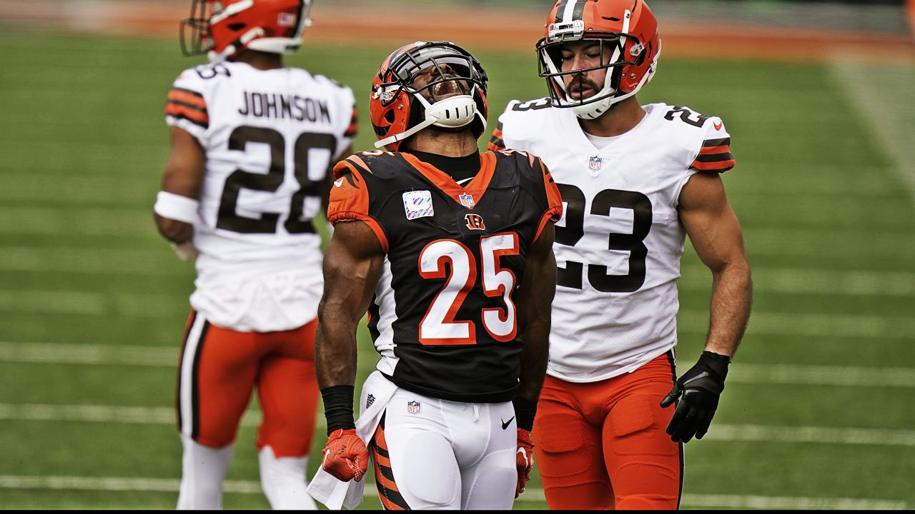 Cincinnati Bengals vs. Cleveland Browns. Fans support on NFL Game.  Silhouette of supporters, big screen with two rivals in background Stock  Photo - Alamy