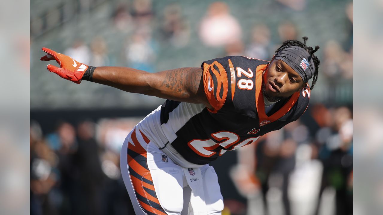 Cincinnati, OH, USA. 4th Oct, 2020. Joe Mixon #28 of the Cincinnati Bengals  waves to the crowd after NFL football game action between the Jacksonville  Jaguars and the Cincinnati Bengals at Paul