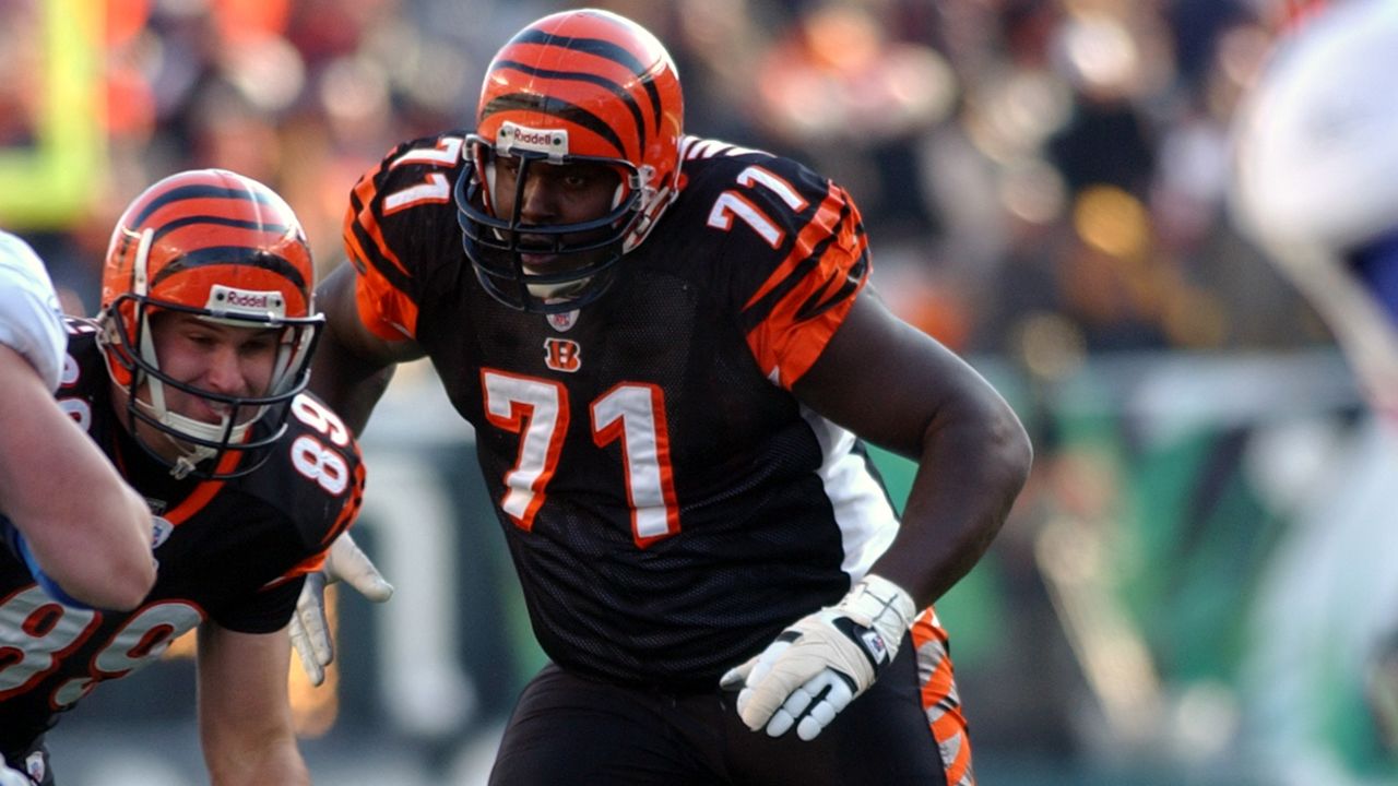 Former Cincinnati Bengals player Willie Anderson, left, signs autographs  for fans during the Super Bowl LVI Opening Night Fan Rally Monday, Feb. 7,  2022, in Cincinnati. (AP Photo/Jeff Dean Stock Photo - Alamy