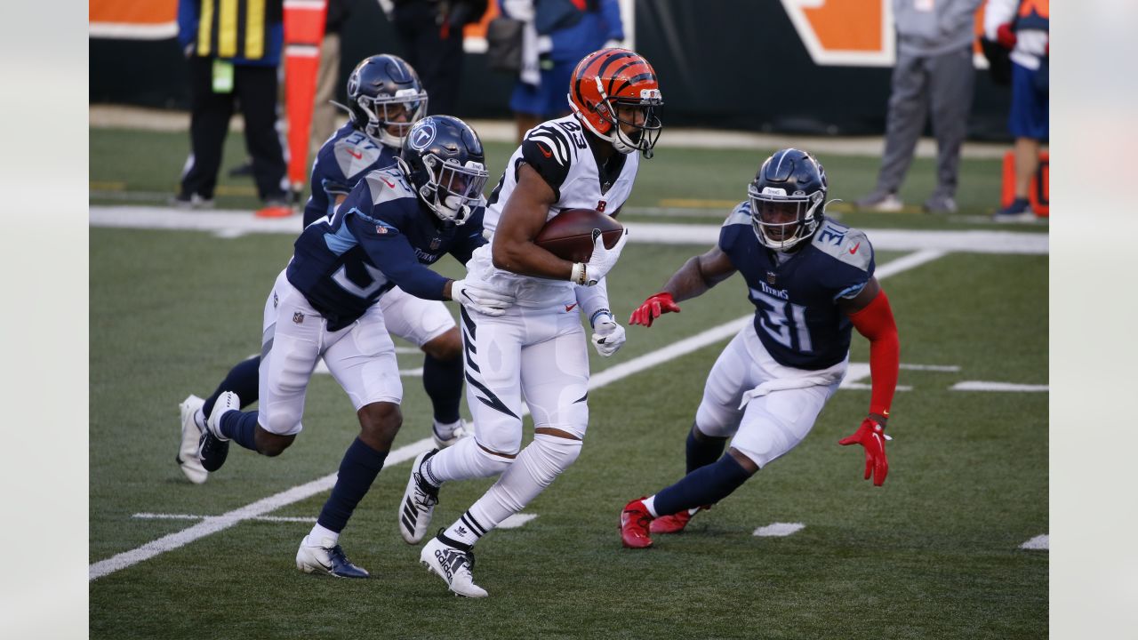 Cincinnati, United States. 01st Nov, 2020. Cincinnati Bengals half back  Giovani Bernard (25) dives into the end zone for the touchdown under  pressure from Tennessee Titans' Jayon Brown (55) during the first