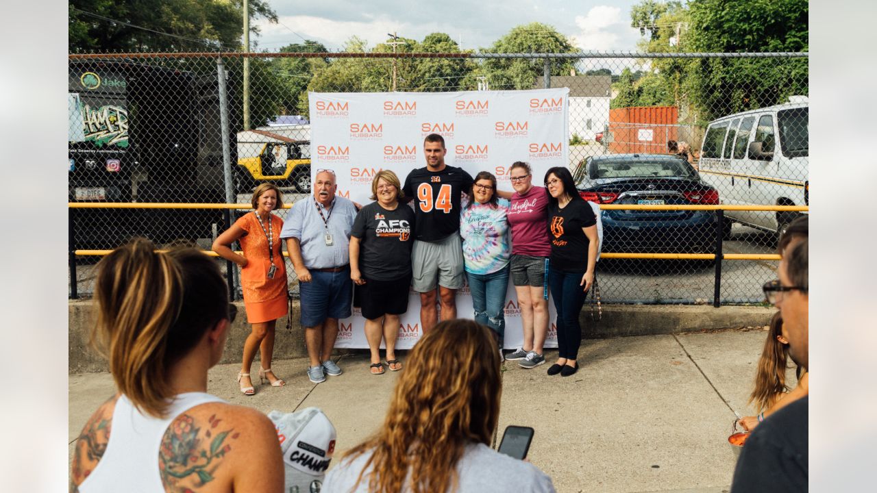 Bengals' Sam Hubbard distributing backpacks to students