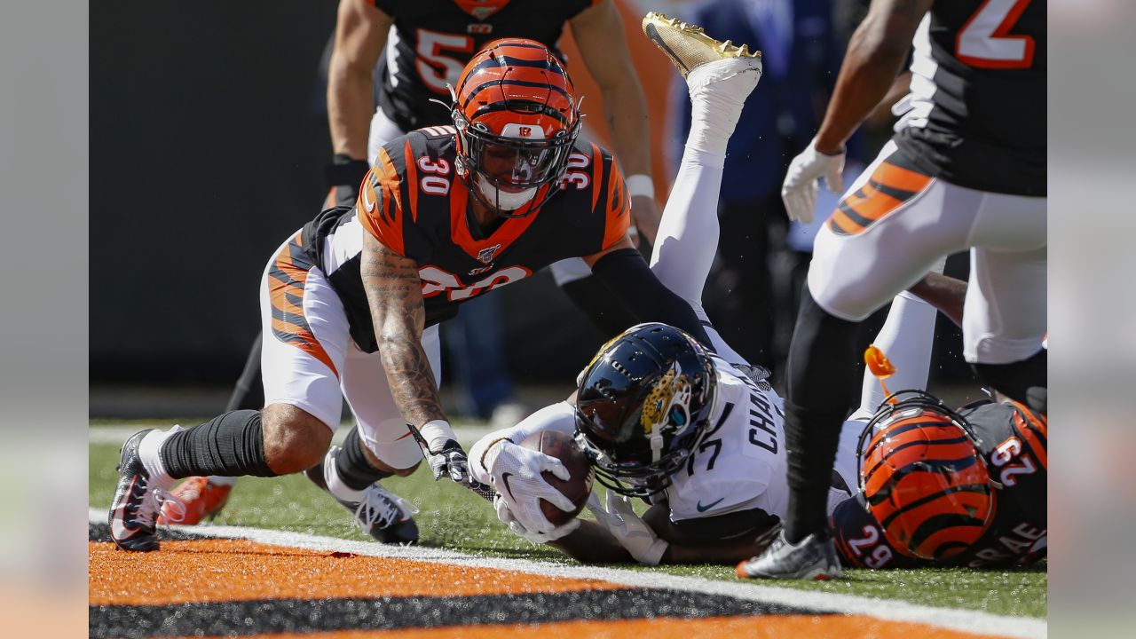 A Joe Mixon touchdown reception and a strong defensive effort helps the  Bengals lead the Jagurars at the half, 7-6.