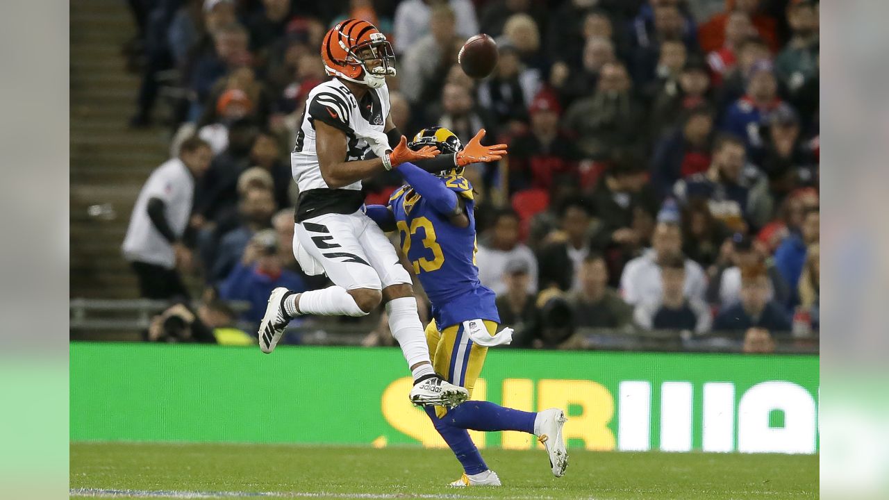 Cincinnati Bengals running back Trayveon Williams (32) kneels before a  preseason NFL football game against the Los Angeles Rams, Saturday, Aug.  27, 2022, in Cincinnati. (AP Photo/Emilee Chinn Stock Photo - Alamy