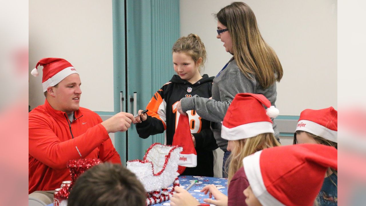 Packers players go holiday shopping with kids at Meijer 