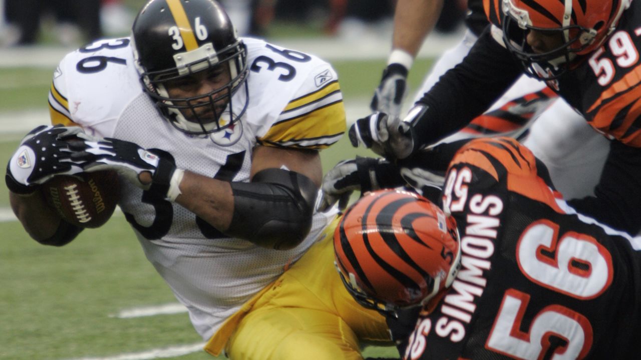 Pittsburgh Steelers safety Miles Killebrew (28) runs for the play during a  NFL football game against the Cincinnati Bengals, Sunday, Sept. 11, 2022,  in Cincinnati. (AP Photo/Emilee Chinn Stock Photo - Alamy