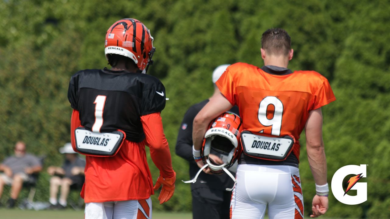 Chidobe Awuzie takes part in 11-on-11 drills at Bengals practice